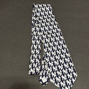 RM. SPORT.  NEW YORK YANKEES ALL LOGOS RALPH Marlin & MLBP 2002